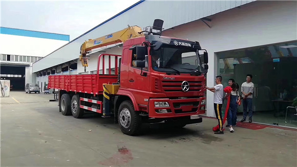 便宜的中型东风随车起重运输车_小型随车吊货车