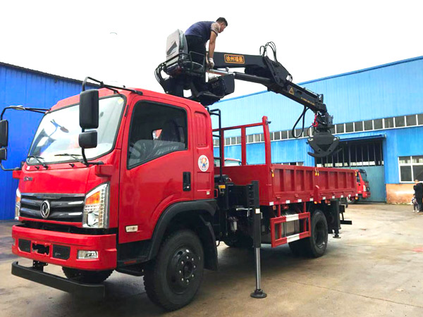 湛江市10吨随车员生产厂家_东风后八轮14吨随车起重运输车生产厂家