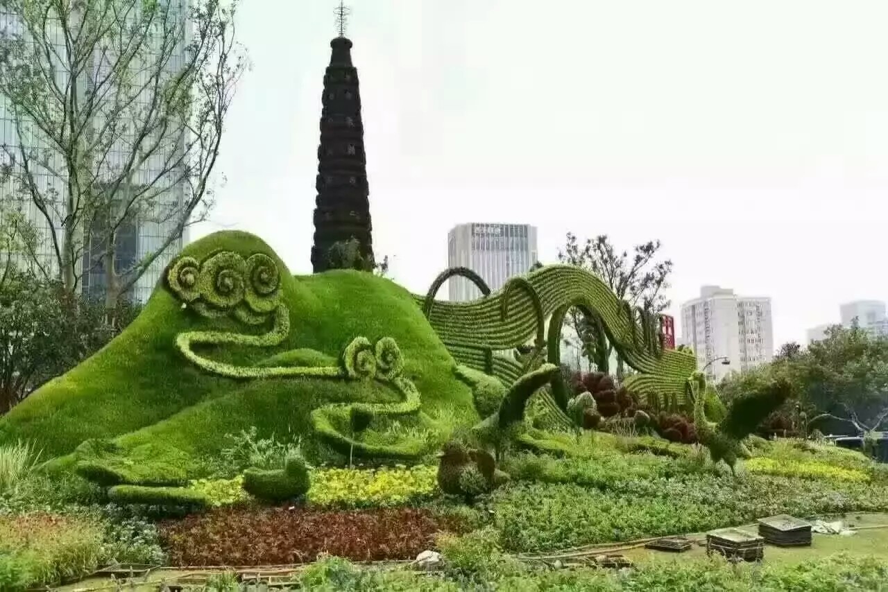 国庆主题真植物立体景观雕塑造型大型绿雕造型制作现场