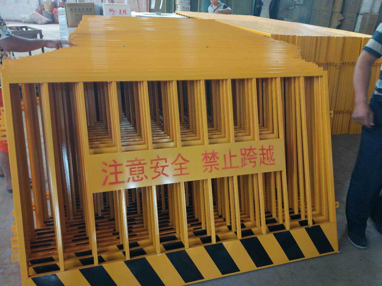 四川成都建筑工地基坑护栏网厂家基坑临边防护网楼层口电梯门