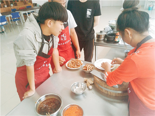 保定杂粮煎饼培训哪里有,想学摊煎饼小区门口摆摊行不行 煎饼经营自由，摆摊、档口、店面、店中店均可经营。 煎饼一般在上班族地段，小区附近，菜市场等地段客流量较多的地段均可售卖。  各种口味煎饼,沙拉番茄果蔬杂粮煎饼等技术培训.jpg