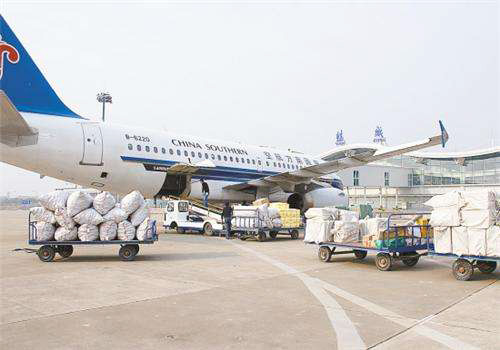 飞机运货机场货运国内空运