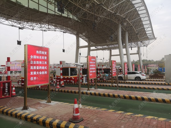 昌北機(jī)場(chǎng)收費(fèi)站,LED廣告機(jī),LED廣告機(jī)廠家 (13).jpg