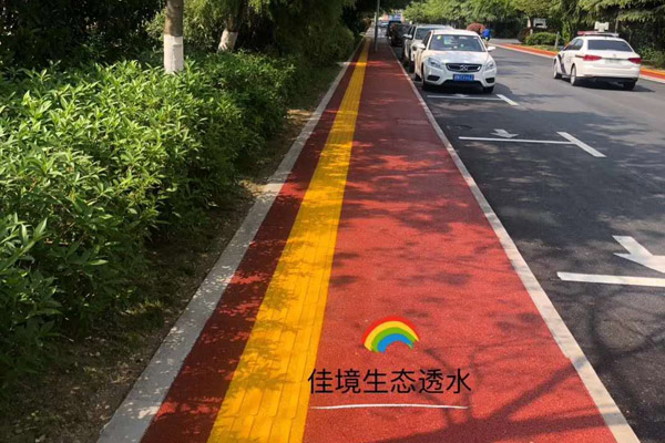 罩面漆喷涂后的道路效果