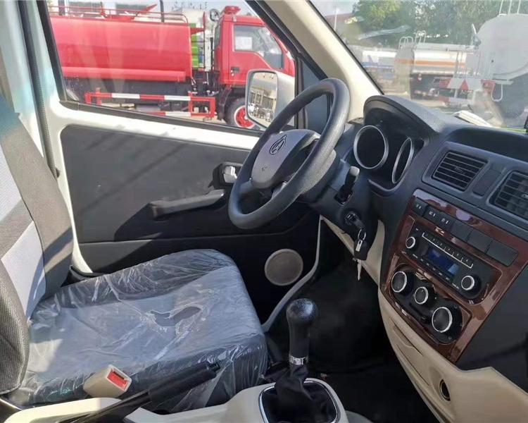东风天锦6.8米肉钩冷藏车