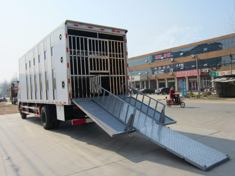 福田欧曼后八猪苗运输车 运猪车 拉猪车价格_生产厂家_运猪车报价.jpg