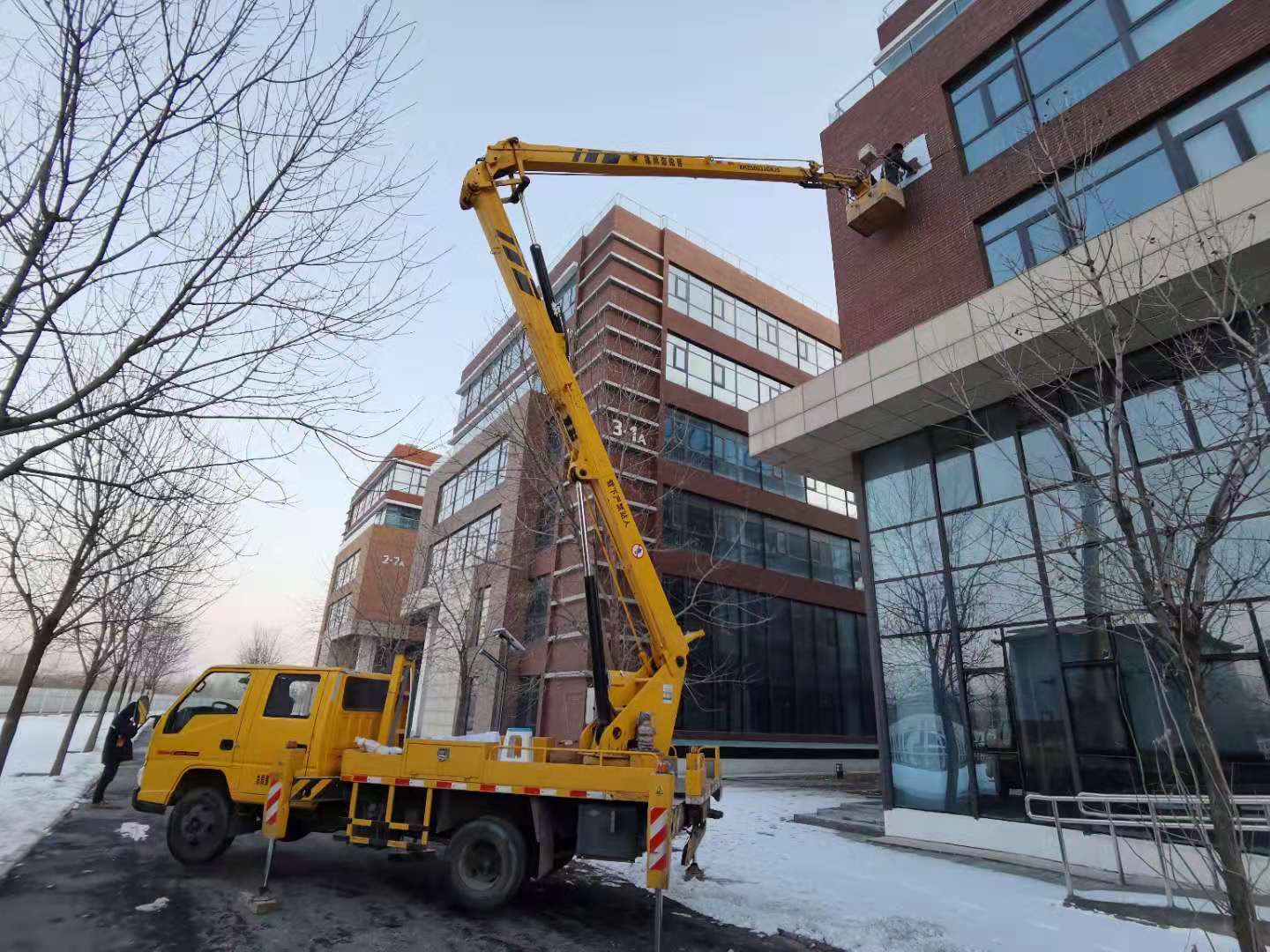 北京工程起重机械 北京高空作业车 顺义区高空车租赁顺义折臂升降车