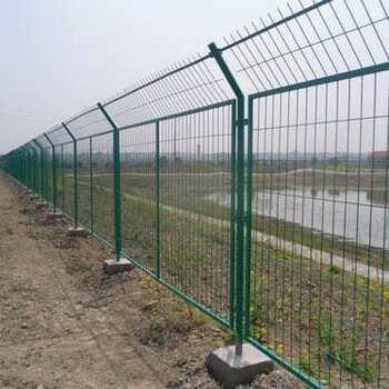 创标双边护栏网绿色浸塑围栏网,精密创标护栏网双边护栏网价格实惠