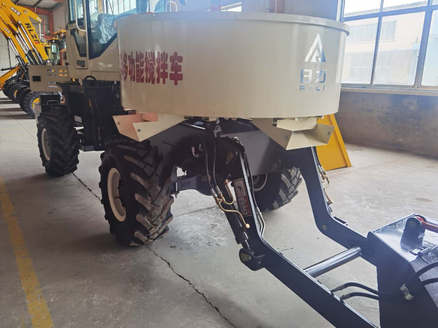 自动上料搅拌车朝天锅自上料搅拌机装载机搅拌车混凝土液压搅拌机