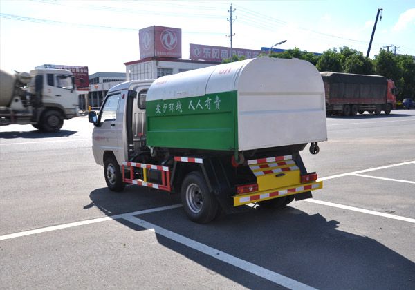 东风凯马2方小型勾臂式垃圾车