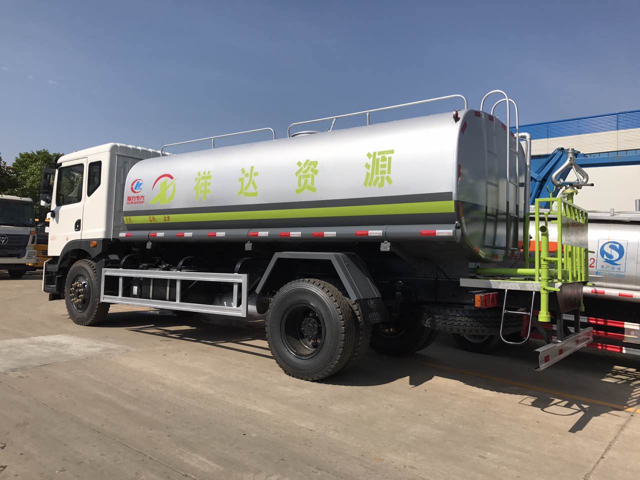 新款洒水车