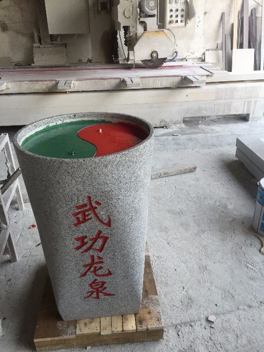 杰恩达欧式手形户外饮水台佛山生产不锈钢手型饮水台,手形的外观设计,设计含义:节约用水,关注民生,珍惜水资源。 一、杰恩达欧式手形户外饮水台特点: 1、方便:水龙头按下即净水饮用。自动进水,无加水、等水之麻烦。 2、卫生:管路全封闭,无二次污染; 3、安全:带有美国爱惠浦MC2高精滤芯与紫外线杀菌系统。