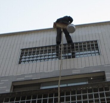 外墙防水胶施工现场