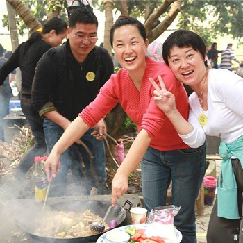 深圳拓展培训公司，大鹏农家乐野炊，真人CS野战，密室逃脱