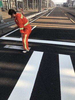 滚涂型停车场划线，马路斑马线施工，深圳划线公司技能哪家好