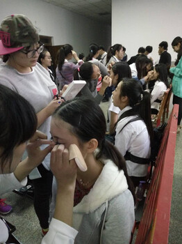 青岛开发区学化妆哪里有化妆培训学校