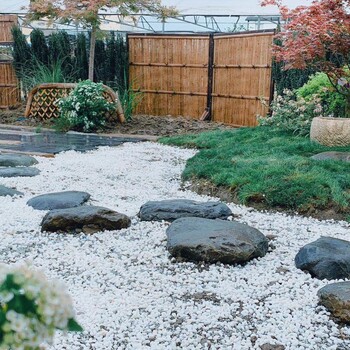 花園汀步石進(jìn)價，青石廠家批發(fā)，新余花園青石自然石。新余青石廠家