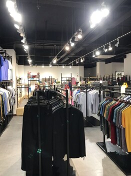 运动品牌服装尾货批发羽绒服品牌折扣店专卖店货源