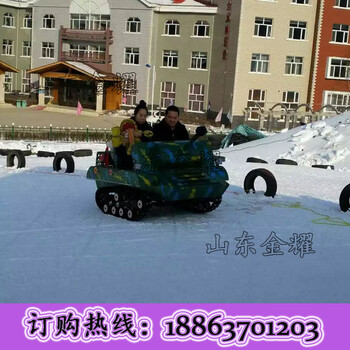 风起时寒风吹过白皑皑的雪堆雪地坦克车在奔跑履带式坦克车越野坦克