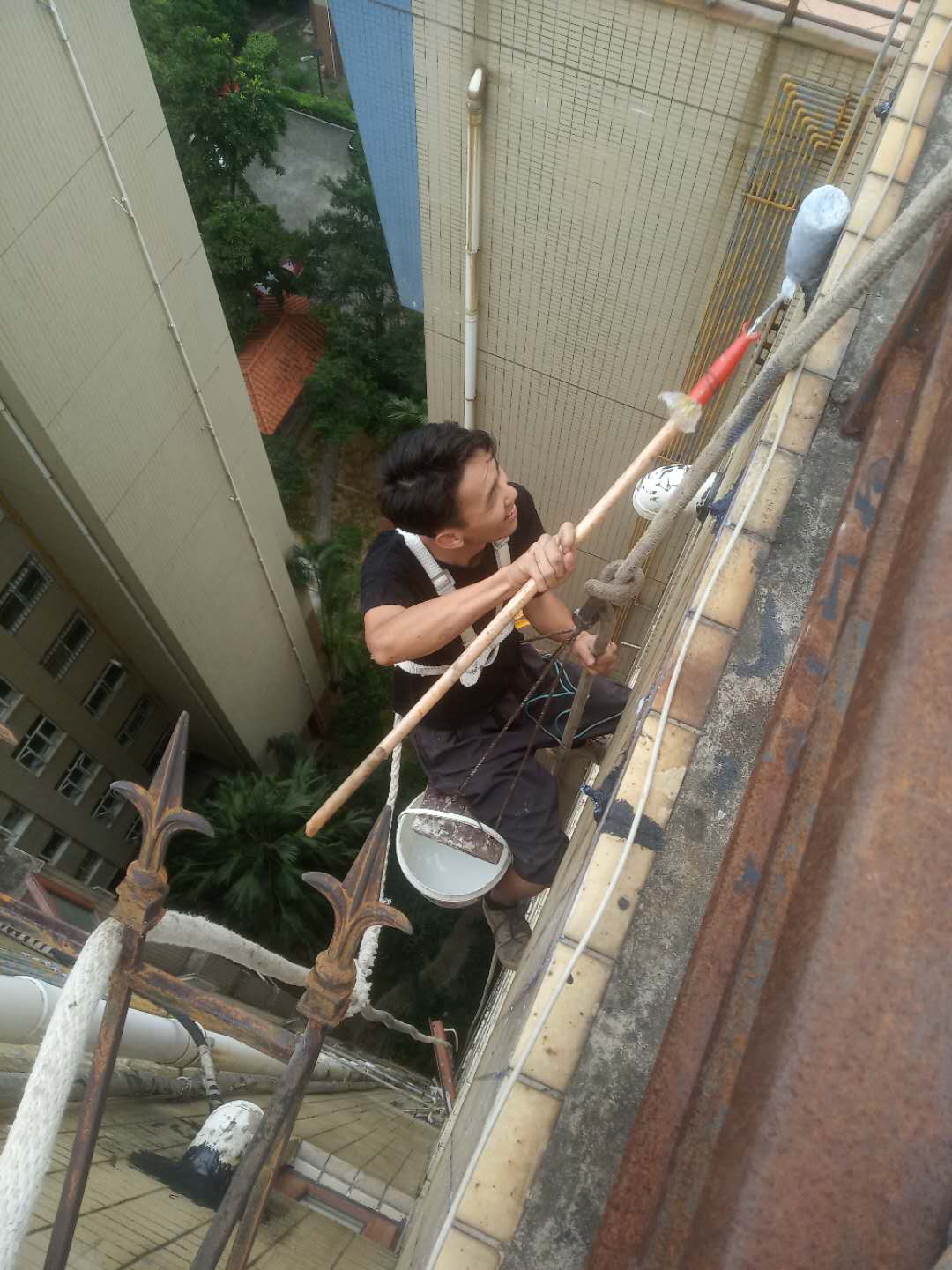 龙门窗台漏雨补漏，广东惠州伸缩缝防水补漏公司