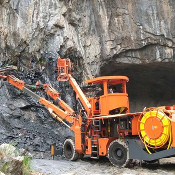 西部中大集团引进鑫通双臂带吊篮凿岩台车助力公路、隧道建设