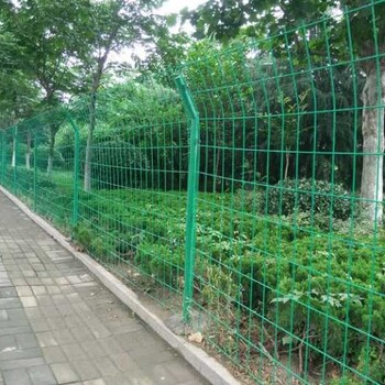 孝昌便宜的硬塑護(hù)欄網(wǎng)廠家的雙邊絲護(hù)欄大量現(xiàn)貨拋售