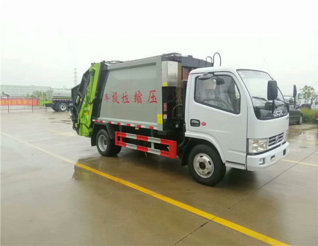 东风5方自装卸式垃圾车 5吨挂桶垃圾车