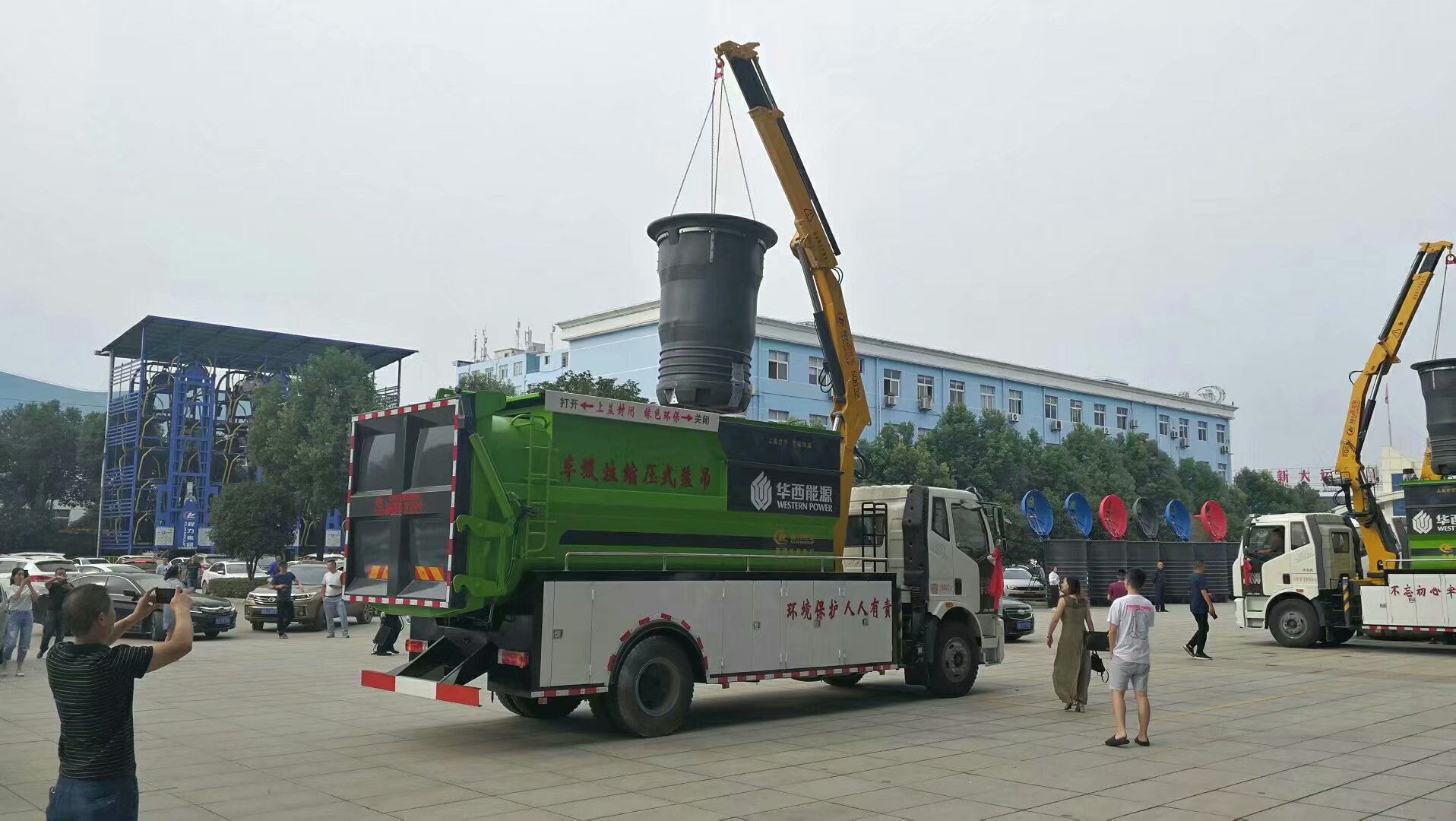 18吨自装卸式垃圾车 蓝牌东风4方餐厨垃圾车