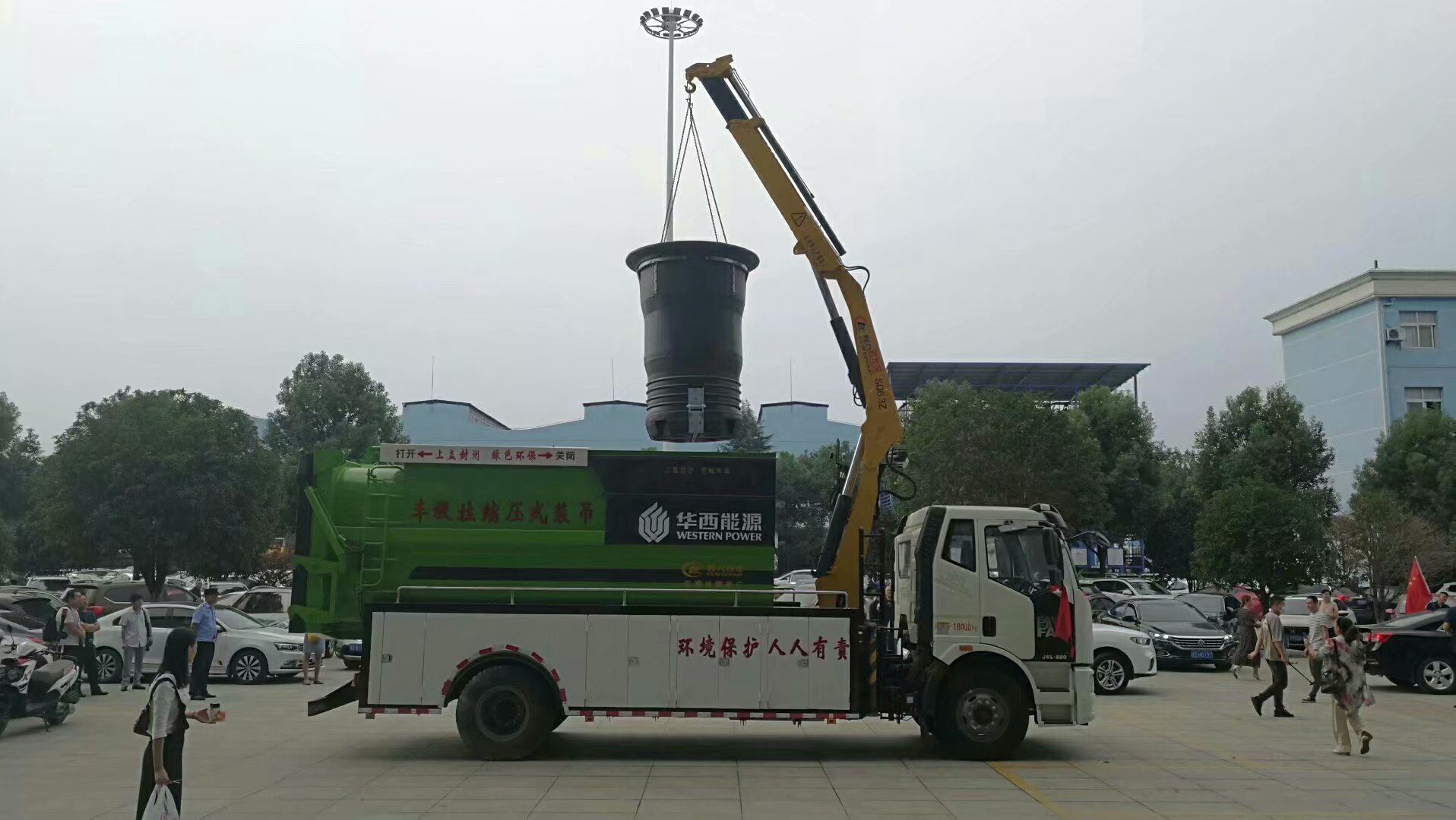 东风天龙18方挂桶式垃圾车 餐厨压缩式垃圾车