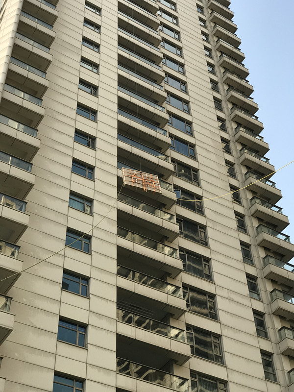 上海闵行区建筑材料吊装|门窗框架吊运高空吊沙发上楼怎么收费