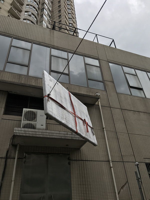 上海闵行区大班台吊装|大树板吊运吊家具图片|吊沙发图片
