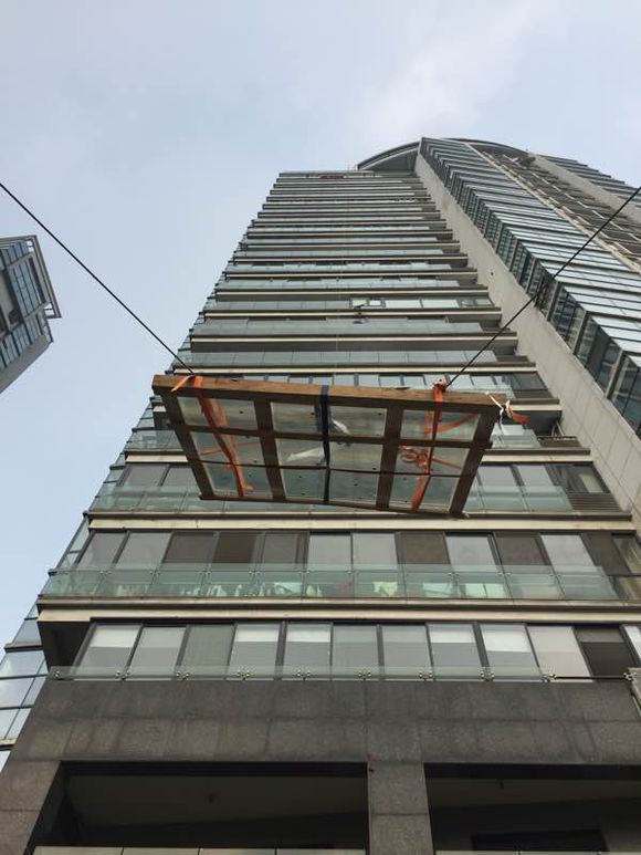 上海浦东新区崂山西路吊大树板上楼吊装图片，吊运家具沙发玻璃