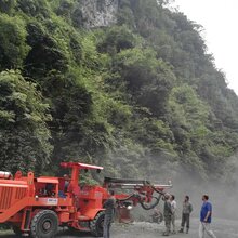 江西拓山小断面隧道矿山液压单臂凿岩机掘进台车Z5图片