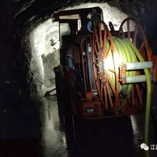 鑫通机械DW1-24液压单臂凿岩台车用于黄金矿开采图片