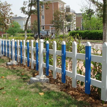 围栏布置在草坪草地区,应及时消除衰老和老化的根源-草坪护栏
