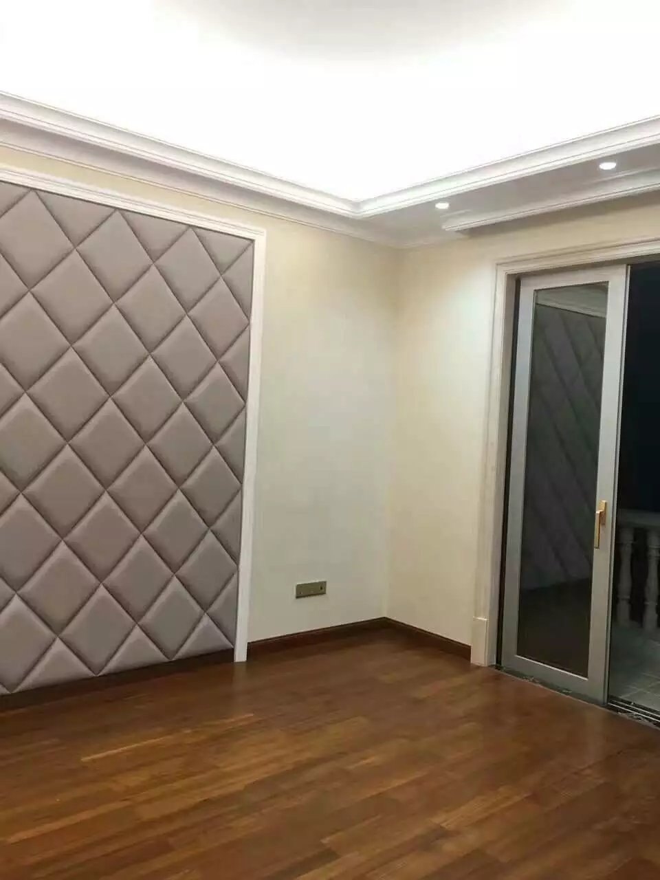 深圳貼墻紙鋪地毯