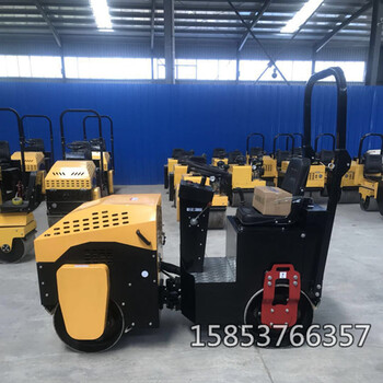 快速震動(dòng)壓實(shí)瀝青回填土的小型座駕式壓實(shí)機(jī)壓路機(jī)