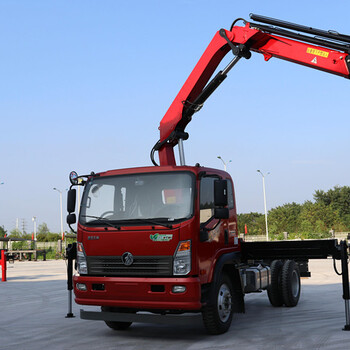广东深圳采购6.3吨折臂吊安装在驾驶室和货箱中间的折臂吊