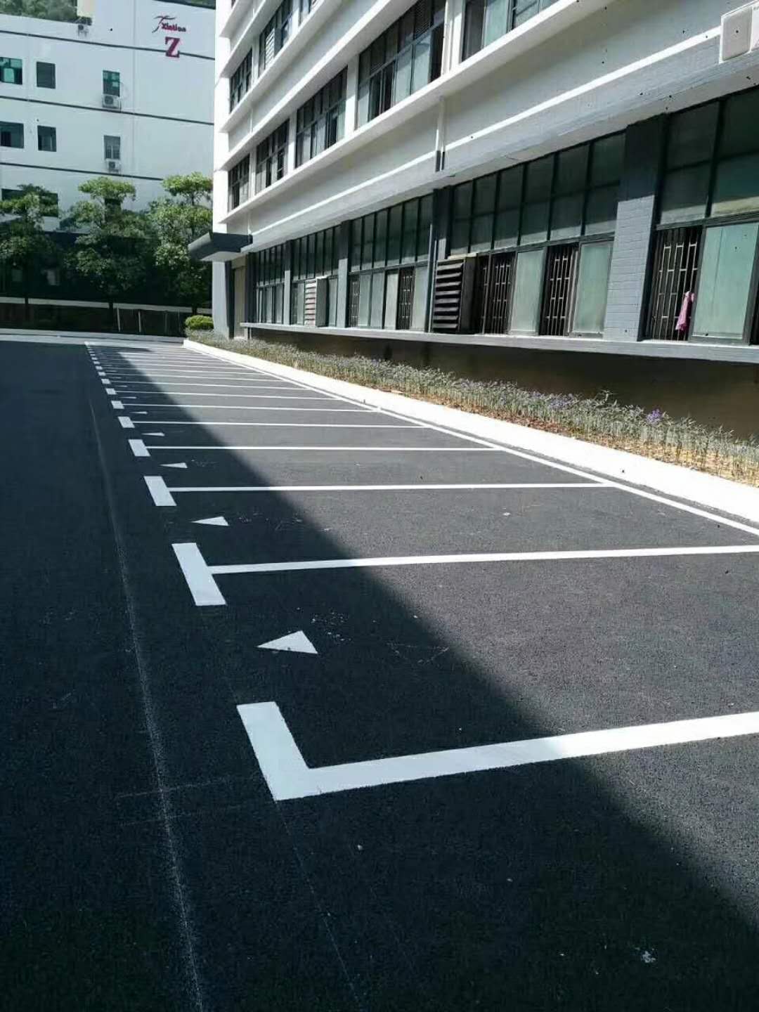 龙华商业广场停车场划线,龙华划车位线厂家热熔费用