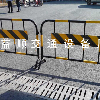 玉塘工地活动围栏厂家供应:分道铁马护栏,道路铁马护栏厂家!