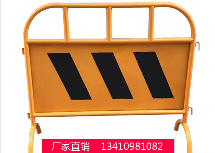新湖临时防护栏厂家供应:黑黄铁马护栏,反光铁马护栏大量现货!