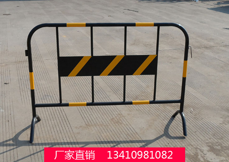 新湖临时防护栏厂家供应:红白铁马护栏,工地铁马护栏现货!