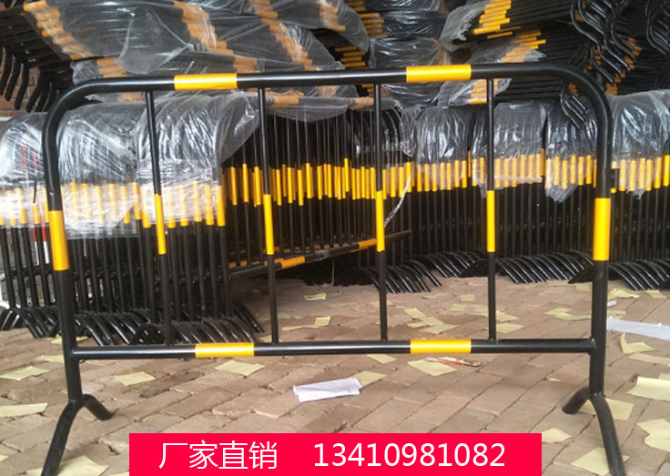 公明施工铁护栏厂家供应:黑黄铁马护栏,工地铁马护栏价格优惠!