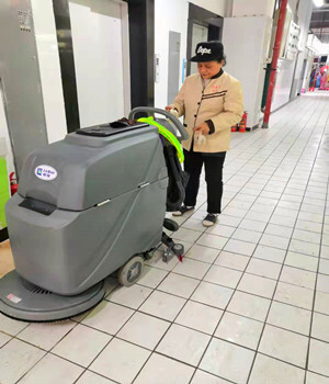 全自动洗地机广西柳宝学校工厂驾驶式洗地拖地吸干机