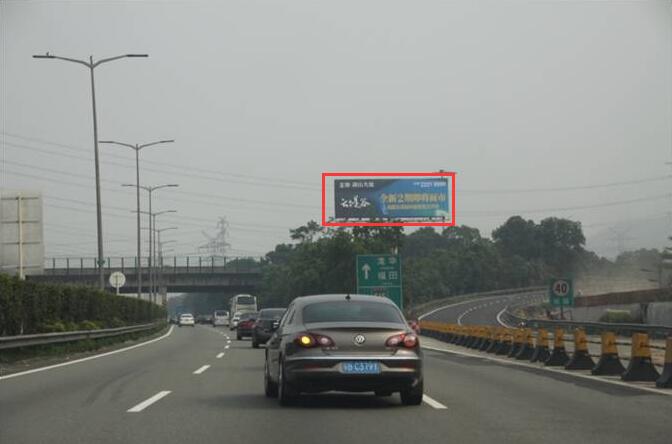 深圳机荷高速与龙大高速交汇处立交西北侧单立柱