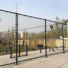 绿色包塑分层式体育场围网厂家规格全体育围网施工
