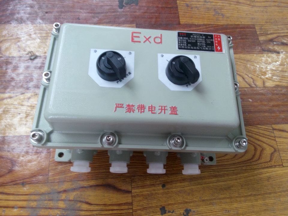 我厂生产的XY100/200L型油桶加热器是工厂普遍使用标准容器。如装载油脂、沥青、重油、油漆、蜡制品、凡士林等低凝固点流体时,抽吸排放均有困难。气候寒冷时,尤为突出,本加热器解决了此类技术难题。 电压、功率:单相220V/5.4Kw(桶体4.5Kw,底盘0.9Kw)。 控温范围:50 ~300。 外形:外径780毫米,内径650毫米,高973毫米(包括脚轮)。 重量:80公斤。 抗电强度:1500V/1分钟 绝缘电阻:>1.