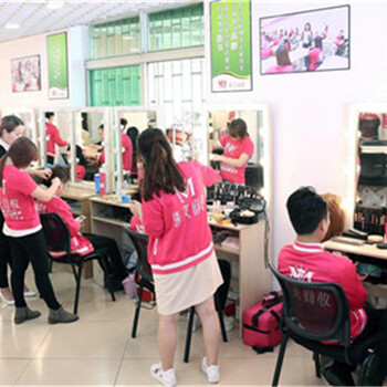 广州黄埔化妆造型培训，黄埔学习美甲培训多少钱