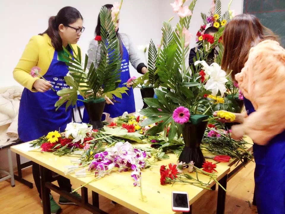 花艺培训教程：从零基础到花艺德信官方网站大师pptx