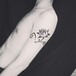 花朵纹身男生手臂上人物和花朵纹身图片